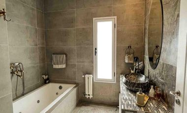 Casa en venta - 3 Dormitorios 3 Baños - Cocheras - 320Mts2 - La Plata