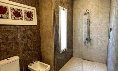 Casa en venta - 3 Dormitorios 3 Baños - Cocheras - 320Mts2 - La Plata