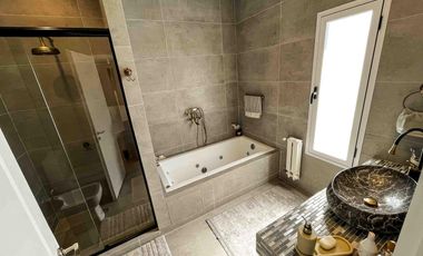 Casa en venta - 3 Dormitorios 3 Baños - Cocheras - 320Mts2 - La Plata