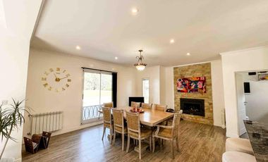 Casa en venta - 3 Dormitorios 3 Baños - Cocheras - 320Mts2 - La Plata