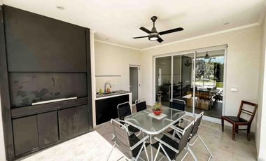 Casa en venta - 3 Dormitorios 3 Baños - Cocheras - 320Mts2 - La Plata