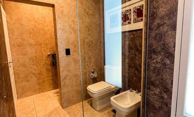 Casa en venta - 3 Dormitorios 3 Baños - Cocheras - 320Mts2 - La Plata
