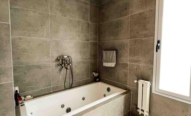 Casa en venta - 3 Dormitorios 3 Baños - Cocheras - 320Mts2 - La Plata