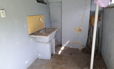Casa dos ambientes con fondo libre, consulte apto crédito.