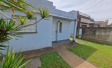 Casa dos ambientes con fondo libre, consulte apto crédito.