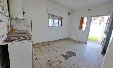 Casa dos ambientes con fondo libre, consulte apto crédito.