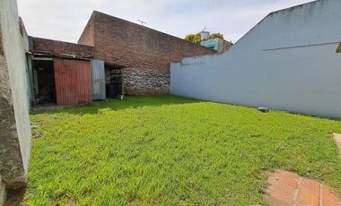 Casa dos ambientes con fondo libre, consulte apto crédito.