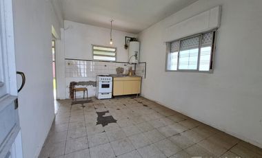 Casa dos ambientes con fondo libre, consulte apto crédito.