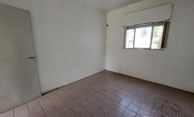 Casa dos ambientes con fondo libre, consulte apto crédito.