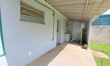 Casa dos ambientes con fondo libre, consulte apto crédito.