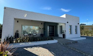 Casa en venta - 4 Dormitorios 4 Baños - 880Mts2 - San Vicente