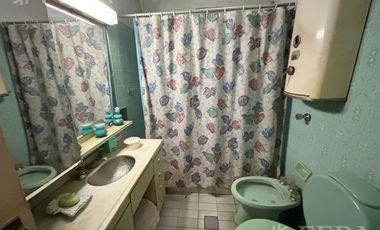 Venta de casa de 4 ambientes con cochera en el centro de Wilde