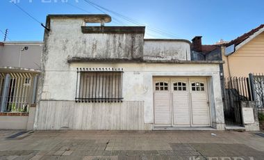 Venta de casa de 4 ambientes con cochera en el centro de Wilde