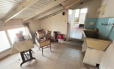 Venta de casa de 4 ambientes con cochera en el centro de Wilde