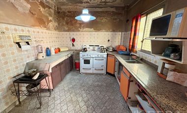 Venta de casa de 4 ambientes con cochera en el centro de Wilde
