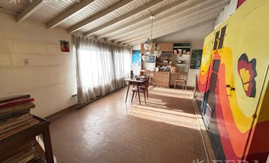 Venta de casa de 4 ambientes con cochera en el centro de Wilde