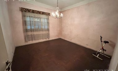 Venta de casa de 4 ambientes con cochera en el centro de Wilde
