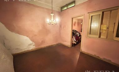Venta de casa de 4 ambientes con cochera en el centro de Wilde