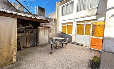 Venta de casa de 4 ambientes con cochera en el centro de Wilde