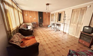 Venta de casa de 4 ambientes con cochera en el centro de Wilde