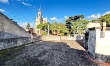 Venta de casa de 4 ambientes con cochera en el centro de Wilde