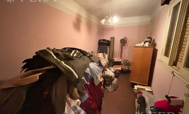 Venta de casa de 4 ambientes con cochera en el centro de Wilde