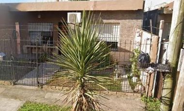 Casa en venta - 2 Dormitorios 2 Baños - Cochera - 300Mts2 - Berazategui