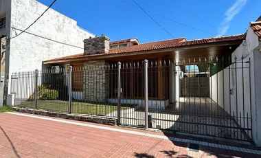 Casa en  hermosa zona de Lanus