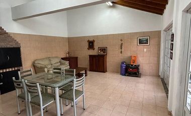 Casa en  hermosa zona de Lanus