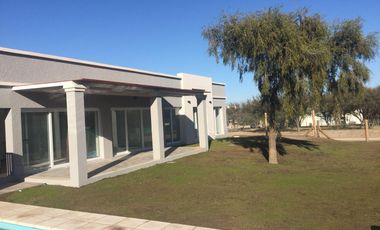 VENTA. Casa 3 dormitorios. Los Quebrachos. Las Martinetas