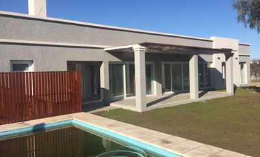 VENTA. Casa 3 dormitorios. Los Quebrachos. Las Martinetas