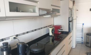 Departamento muy luminoso y reciclado con cochera