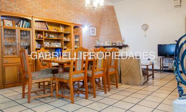 CASA ESTILO MUY AMPLIA en  Lanus