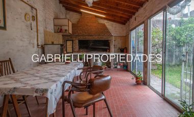 CASA ESTILO MUY AMPLIA en  Lanus