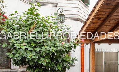 CASA ESTILO MUY AMPLIA en  Lanus