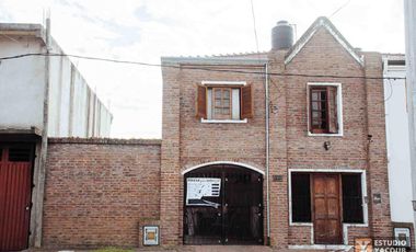 Casa en venta - 3 Dormitorios 2 Baños - Cochera - 300Mts2 - Tolosa, La Plata