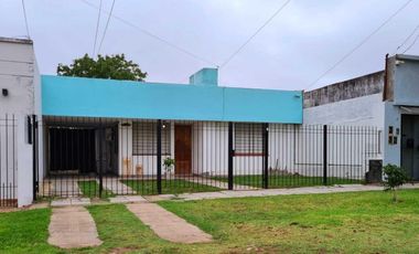 Casa en venta - 2 Dormitorios 2 Baños - Cochera - 430Mts2 - Quilmes