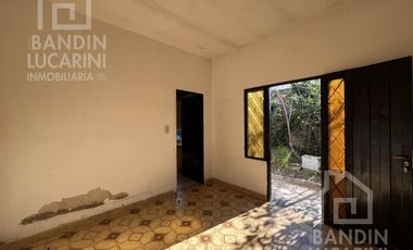 Casa en Berazategui en Venta   Depto a continuacion.