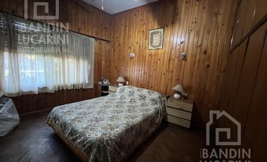 Casa en Berazategui en Venta   Depto a continuacion.