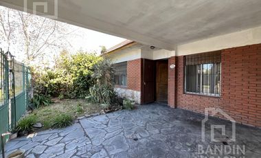 Casa en Berazategui en Venta   Depto a continuacion.