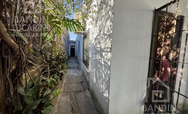 Casa en Berazategui en Venta   Depto a continuacion.