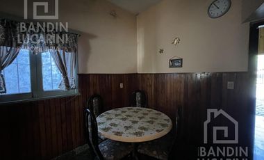 Casa en Berazategui en Venta   Depto a continuacion.