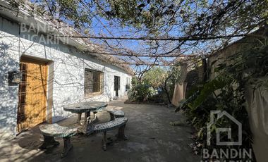 Casa en Berazategui en Venta   Depto a continuacion.