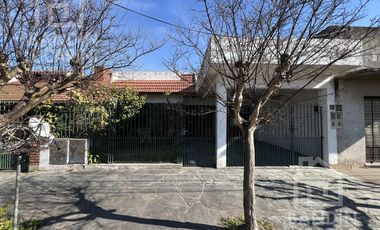 Casa en Berazategui en Venta   Depto a continuacion.