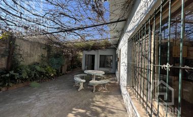 Casa en Berazategui en Venta   Depto a continuacion.