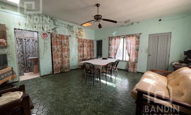 Casa en Berazategui en Venta   Depto a continuacion.