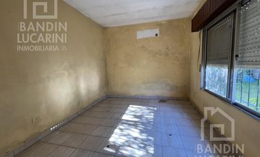 Casa en Berazategui en Venta   Depto a continuacion.