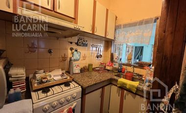 Casa en Berazategui en Venta   Depto a continuacion.