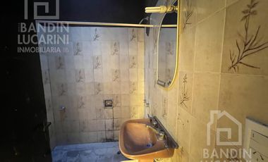 Casa en Berazategui en Venta   Depto a continuacion.