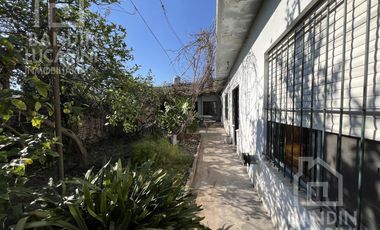 Casa en Berazategui en Venta   Depto a continuacion.